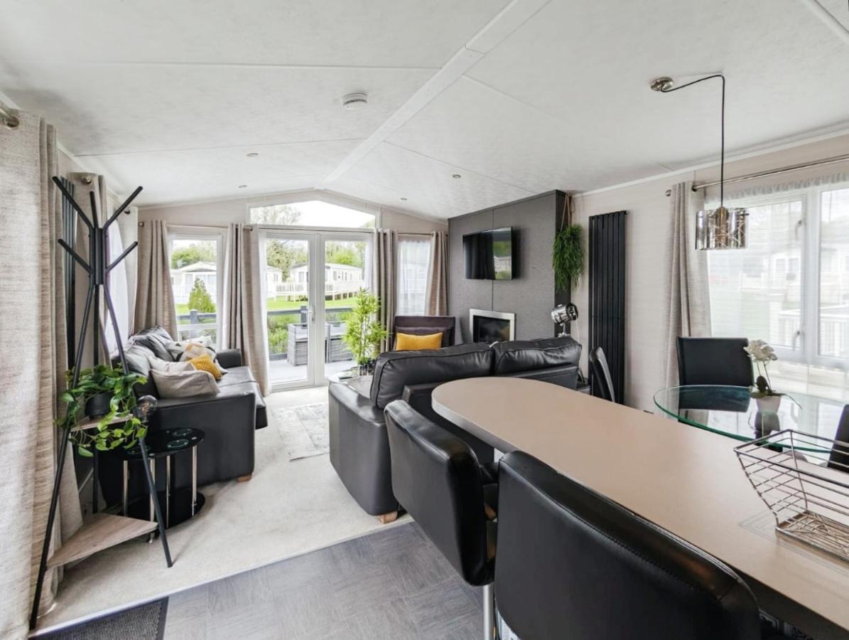 Lakewood Lodge South Cerney Extérieur photo