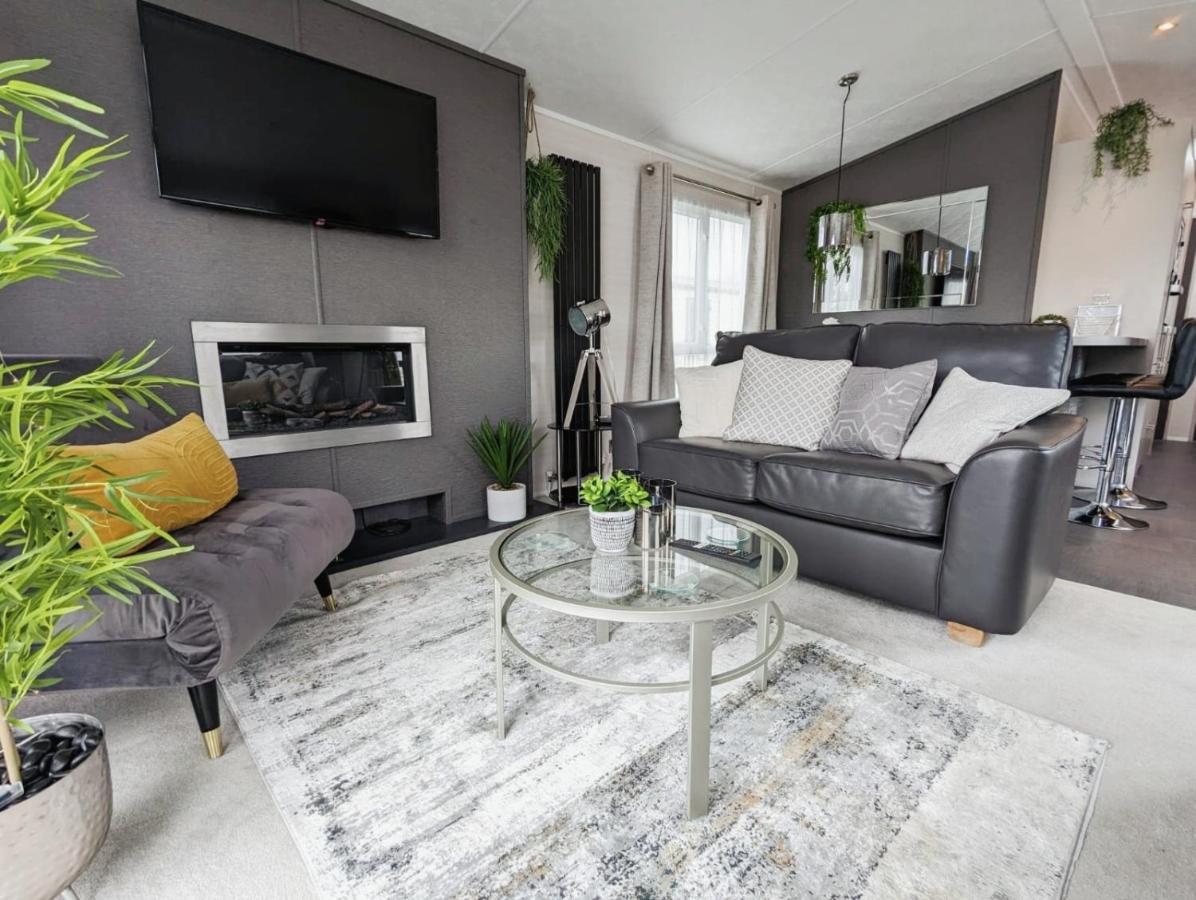 Lakewood Lodge South Cerney Extérieur photo