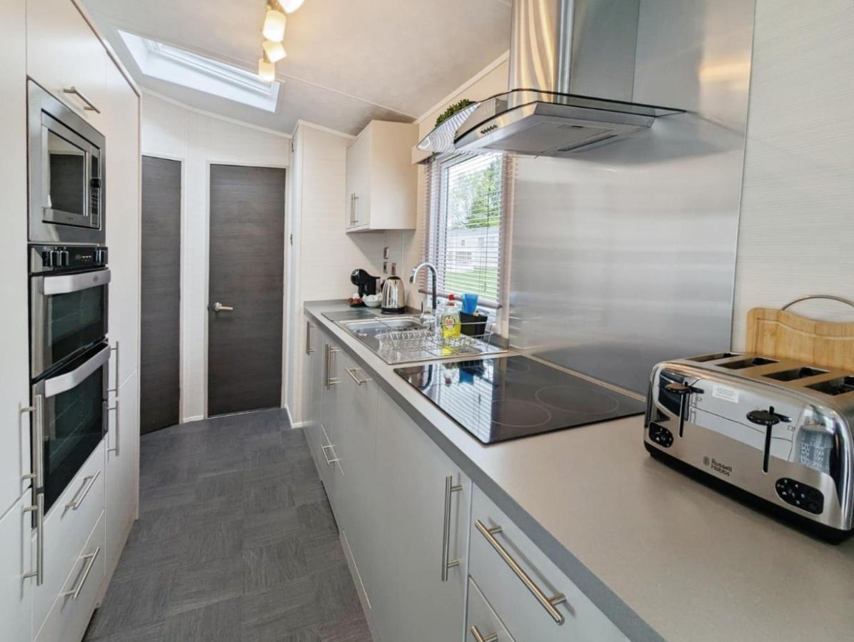 Lakewood Lodge South Cerney Extérieur photo