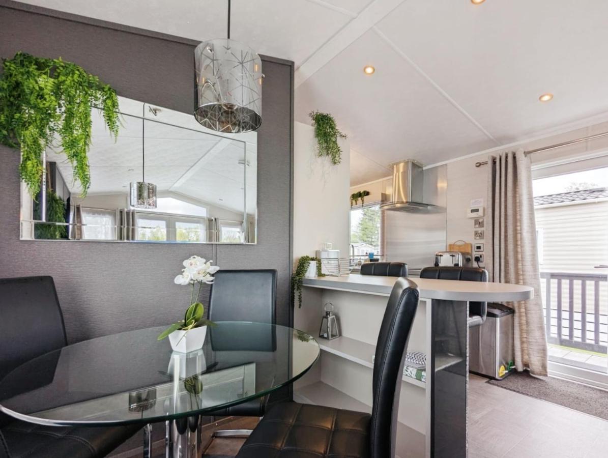 Lakewood Lodge South Cerney Extérieur photo
