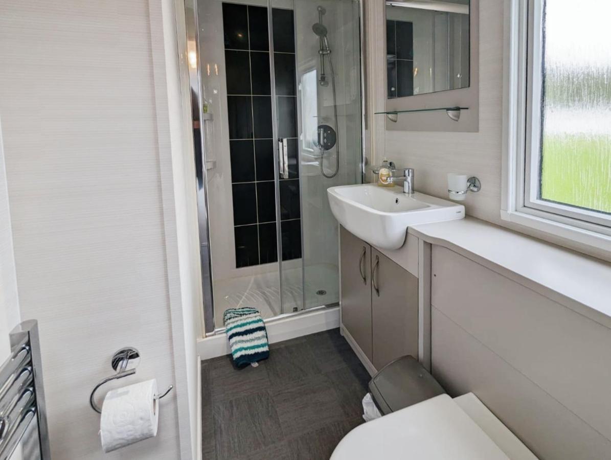 Lakewood Lodge South Cerney Extérieur photo