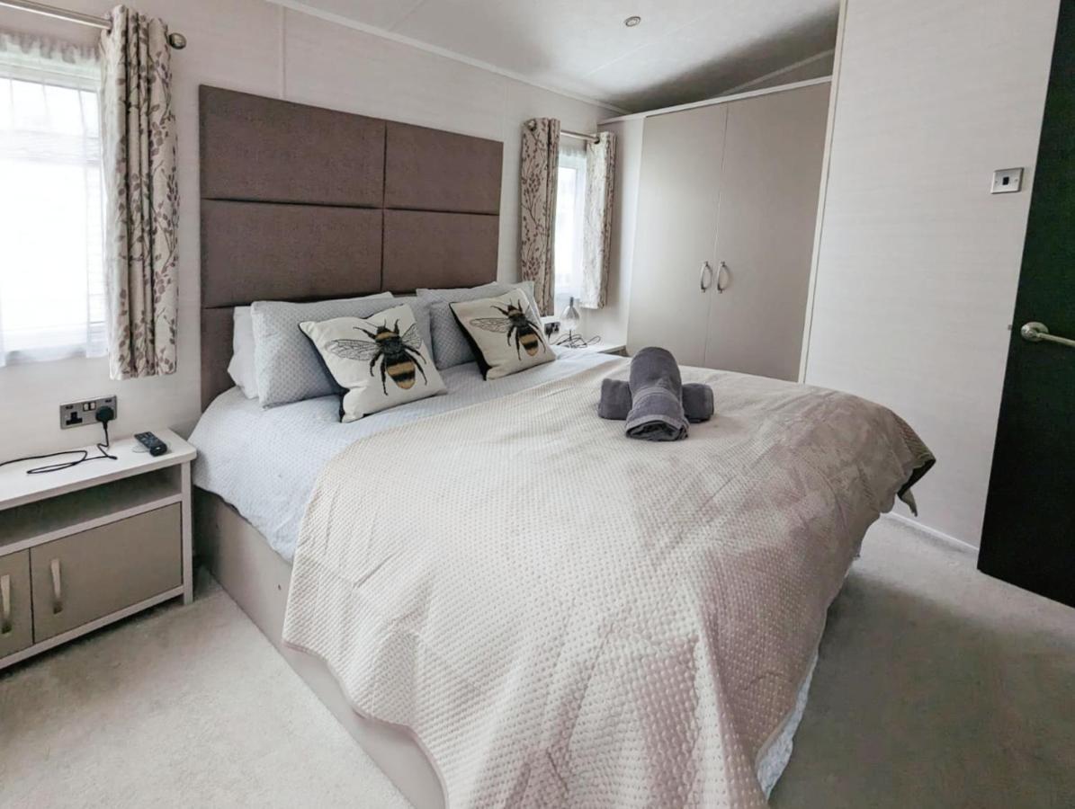Lakewood Lodge South Cerney Extérieur photo
